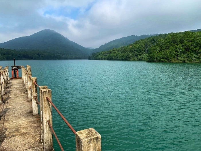 Hồ yên bình bao quanh bởi cây xanh và dãy núi ở Hà Tĩnh