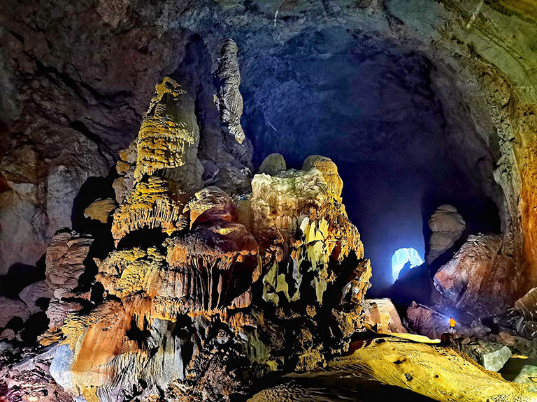Thám hiểm hang động đầy bí ẩn tại Quảng Ninh